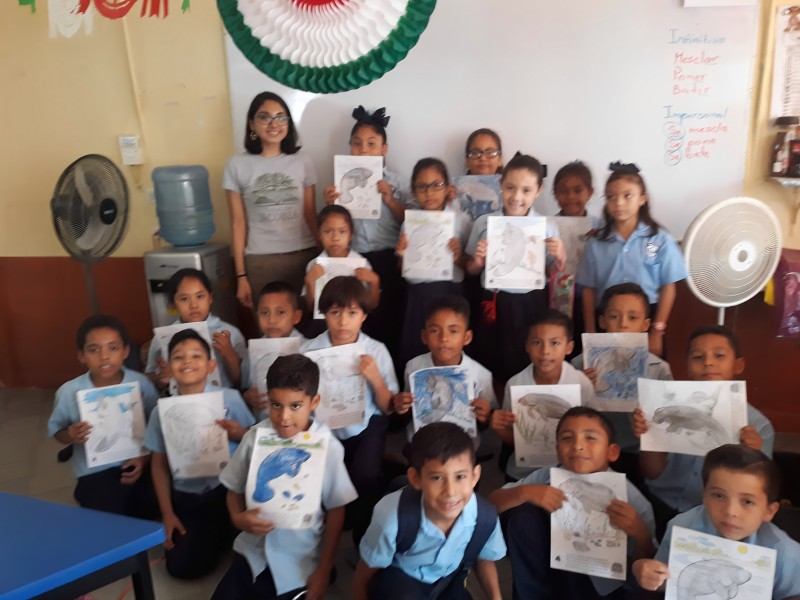 Niños con dibujos de Manaties